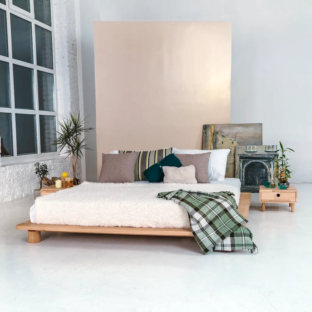 Bračni krevet Cone 140×200 – neobrađeno drvo — lifestyle prikaz