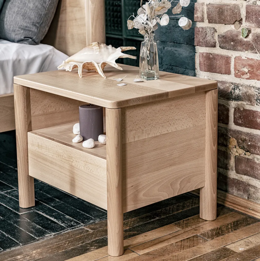 Noćni ormarić Drop – neobrađeno drvo — lifestyle prikaz