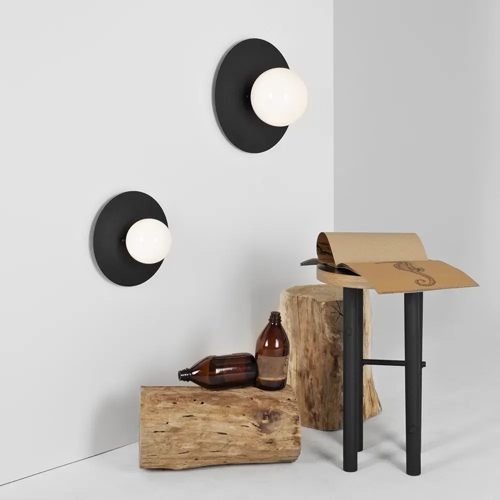 Zidna lampa SKIVA BALL S – crna — bočni prikaz