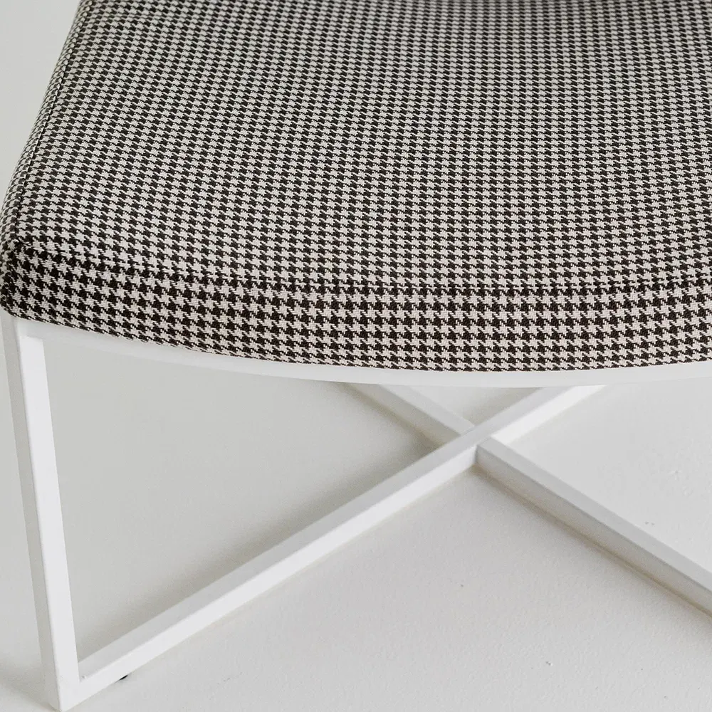 Naslonjač ZERO – svijetli houndstooth, bijela — lifestyle prikaz