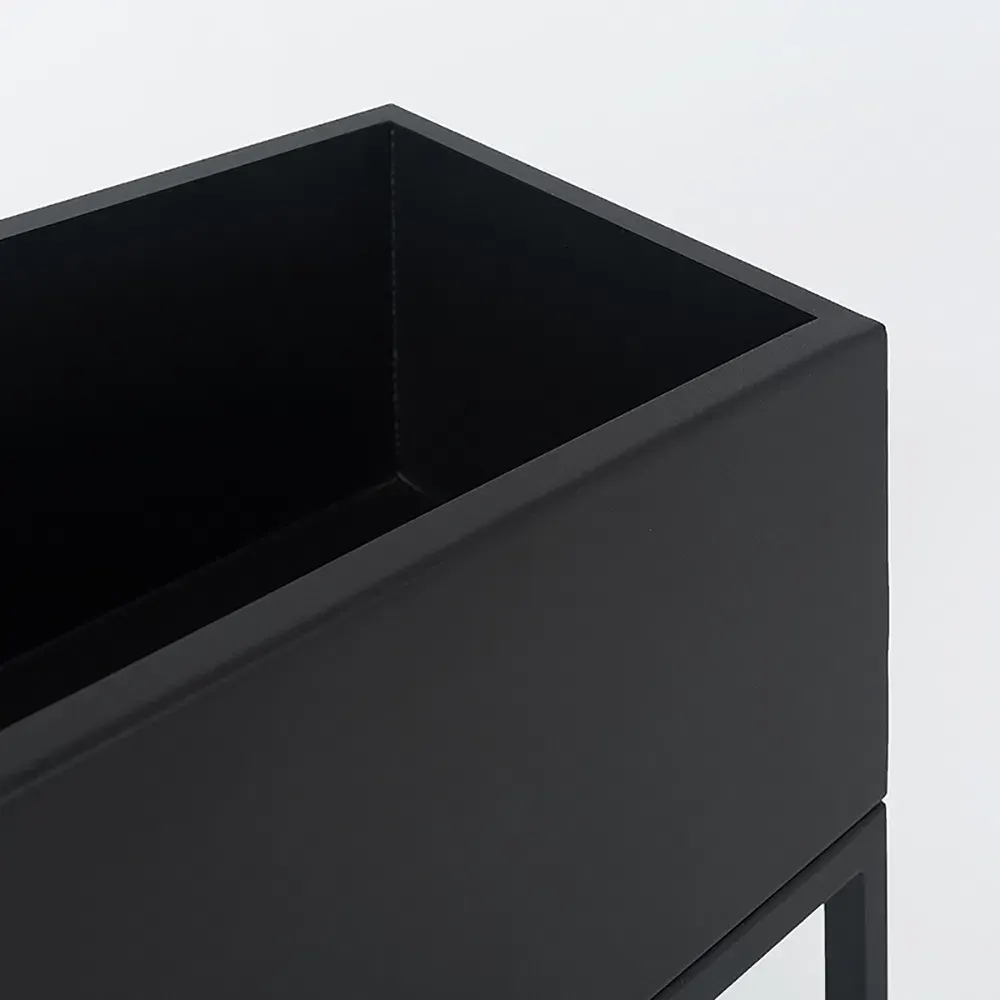 Saksija FIORINA – crna — detalj