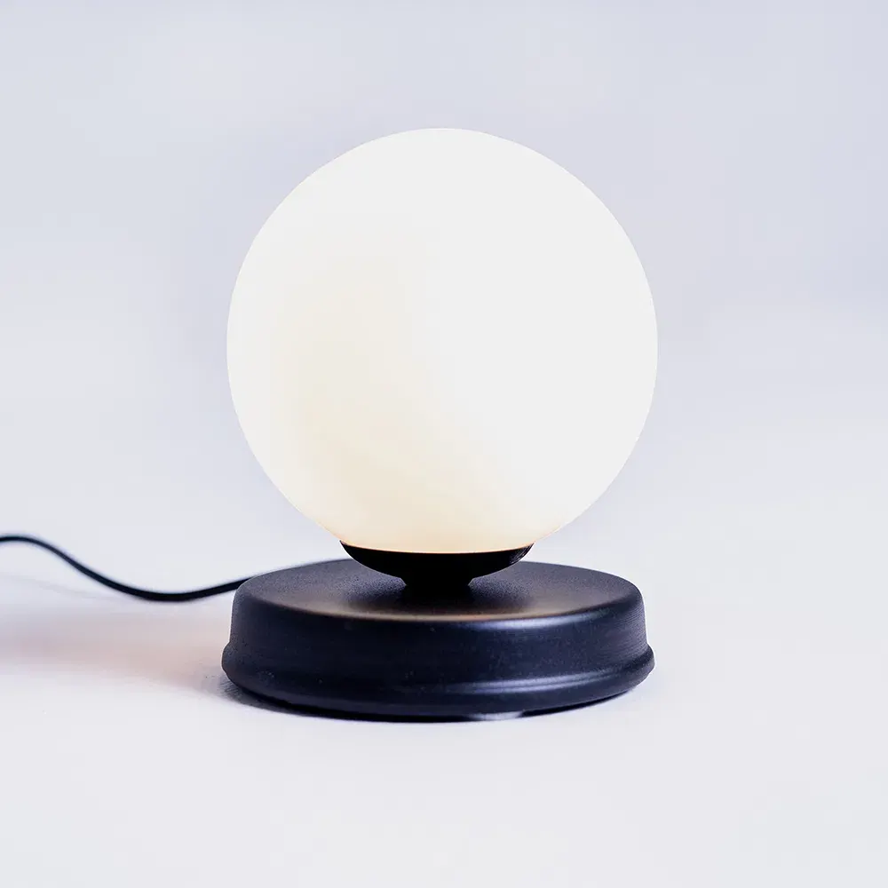 Stol lampa MANEN S, crna — bočni prikaz