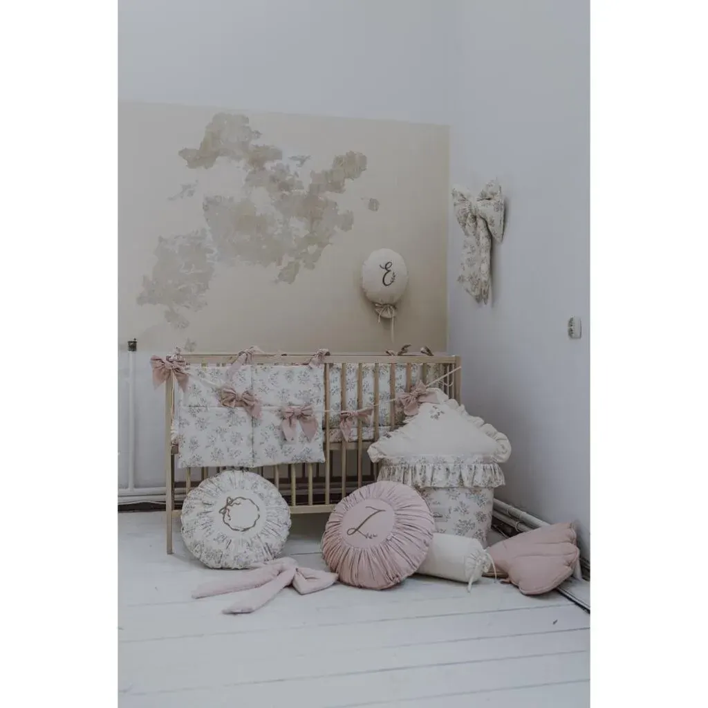 Organizator Blooming Meadow Višebojni za krevetić — bočni prikaz