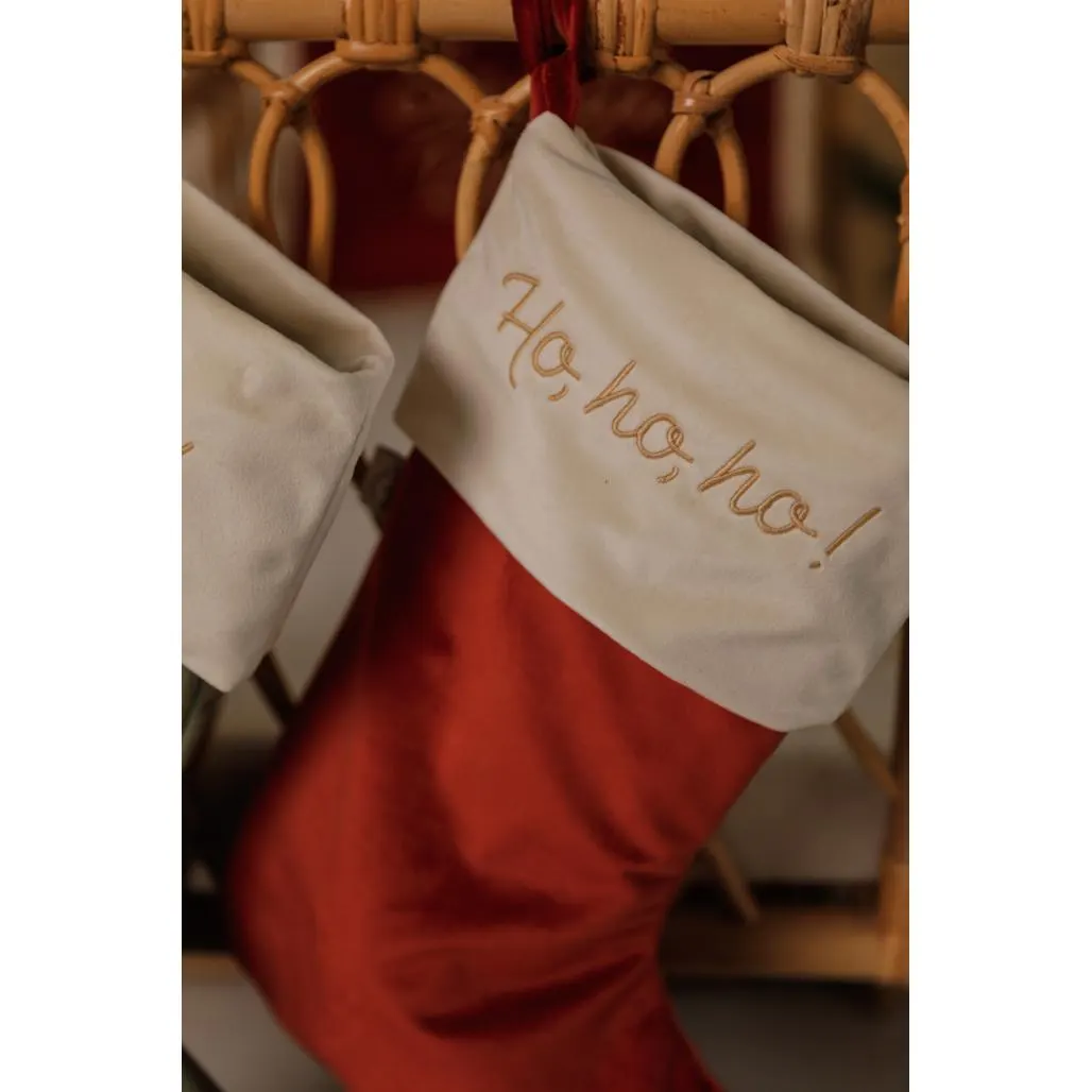 Personalizirana Božićna Čarapa Deluxe Karmin Crvena — lifestyle prikaz