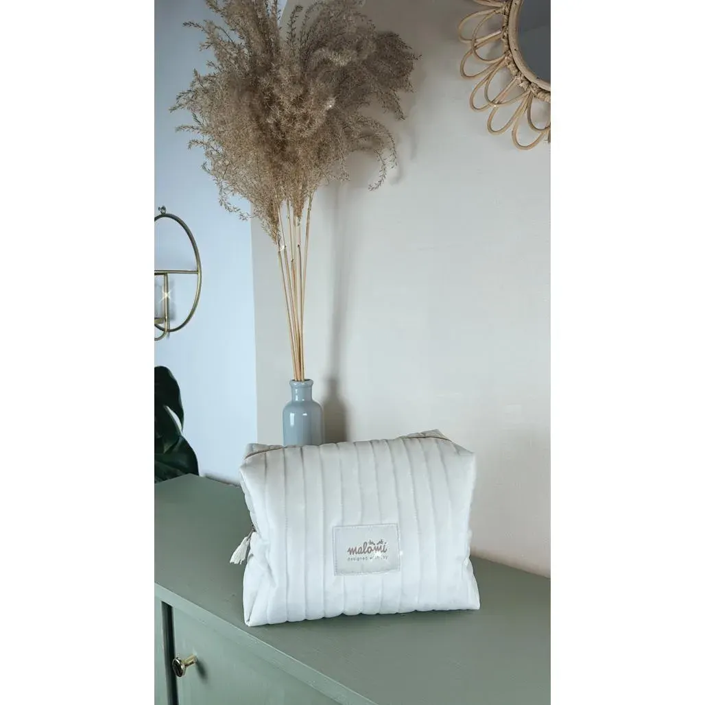 Toaletna Torbica Deluxe Vanilija Krem M za Mame — lifestyle prikaz