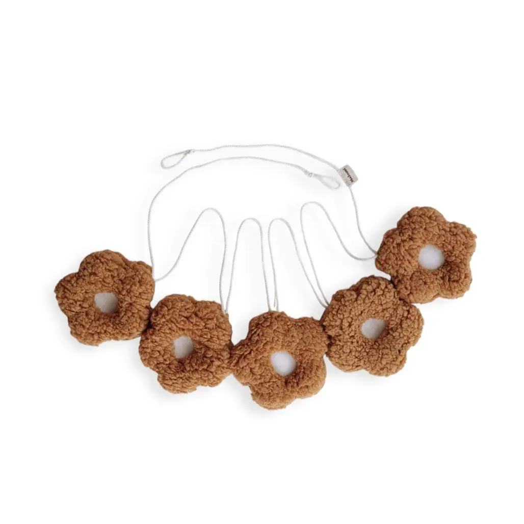 Garland Daisies Camel