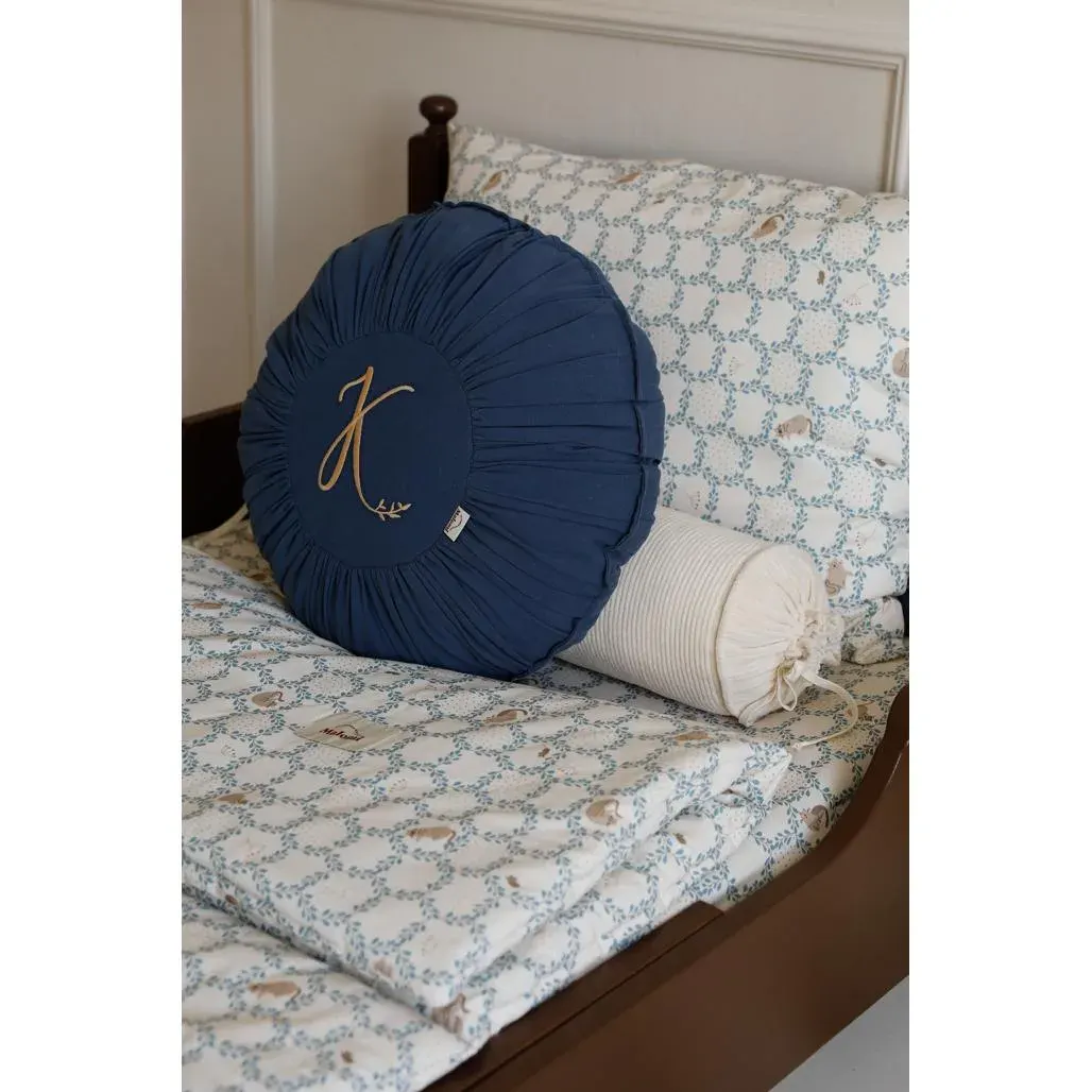 Dekorativni Jastuk Little Cottage Dreams Okrugli Tamno Plava — lifestyle prikaz