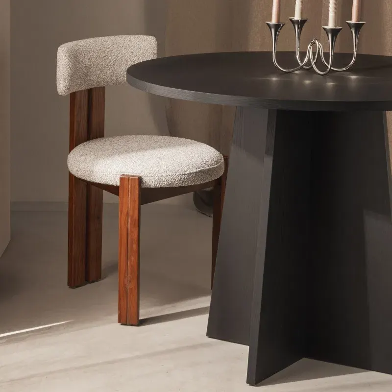 Blagovaonski stol Erlo Black, crna — detalj