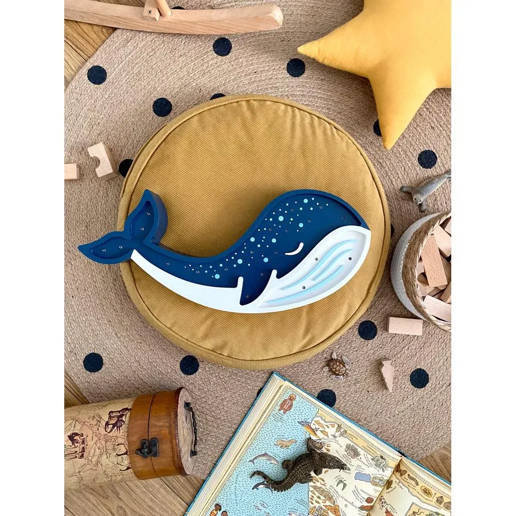 Dječja lampa Whale plava — bočni prikaz