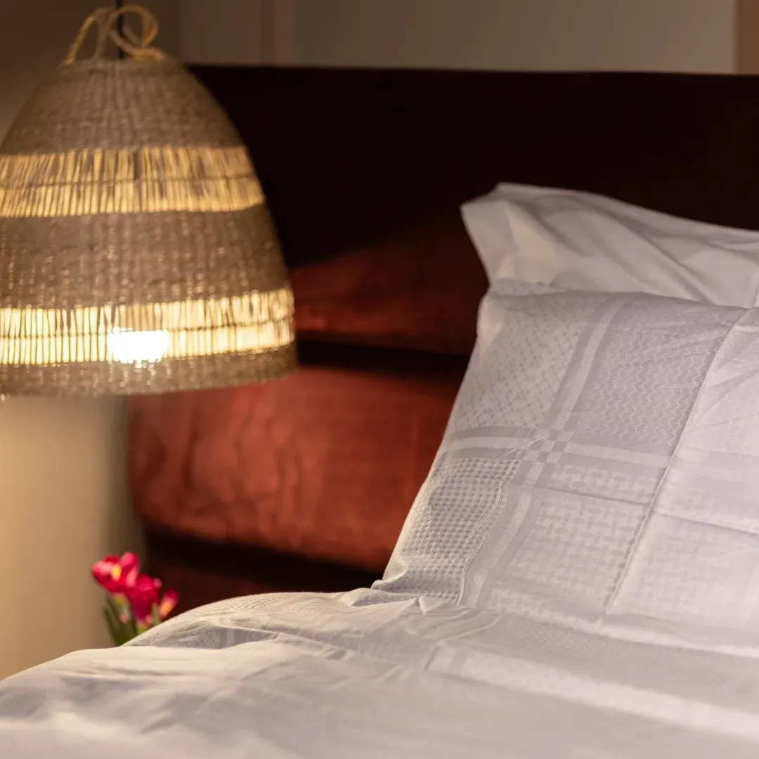 Francuski ležaj Wind produženo uzglavlje — lifestyle prikaz