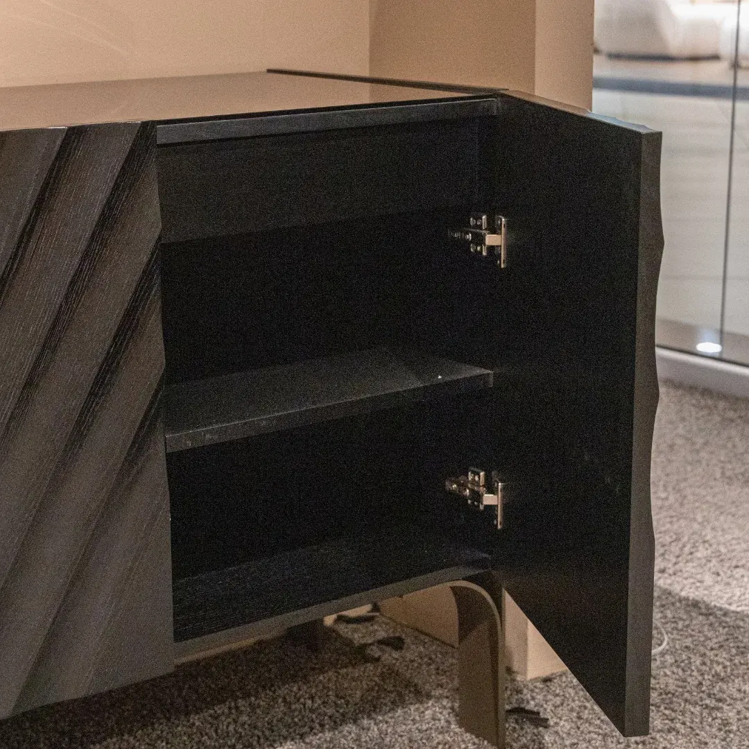 Konzola Izz Crna — detalj