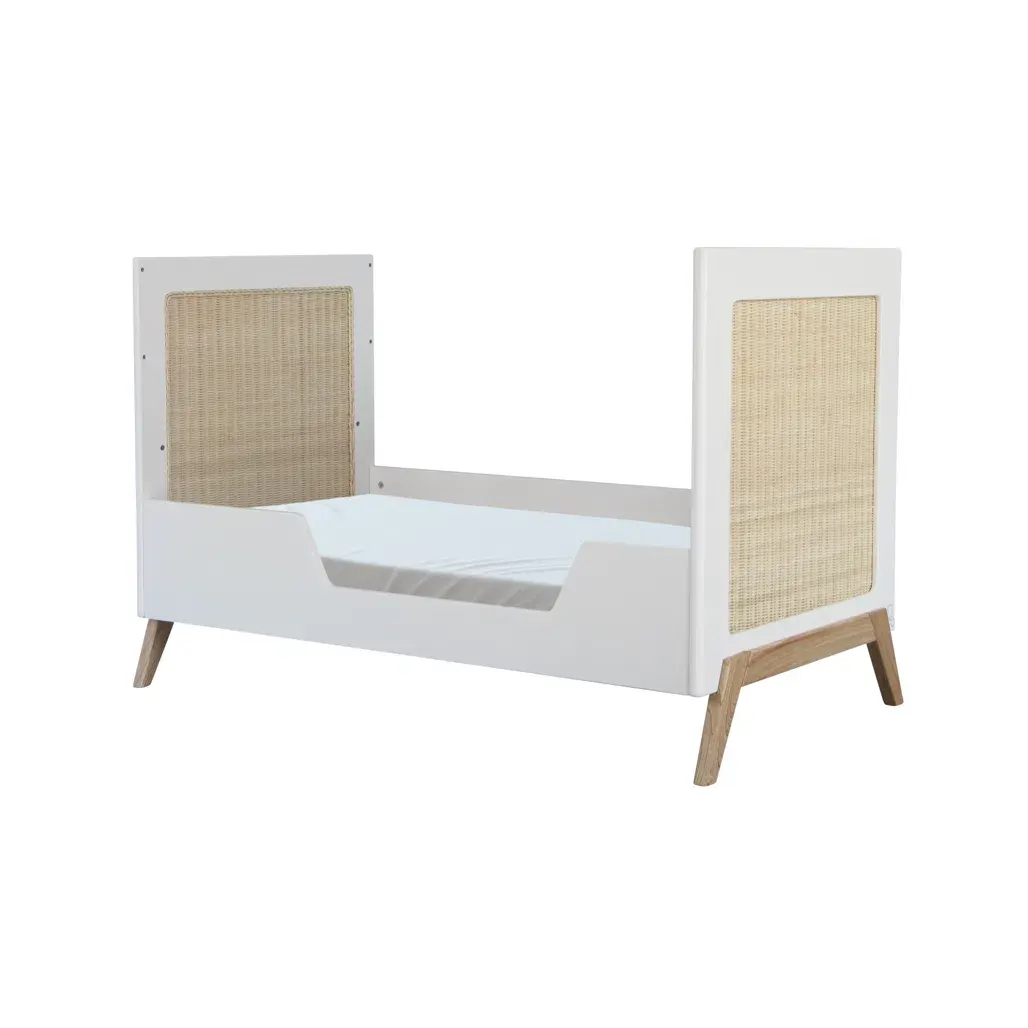 Marélia evolutivni dječji krevetić ratan 60×120 – snijeg — lifestyle prikaz