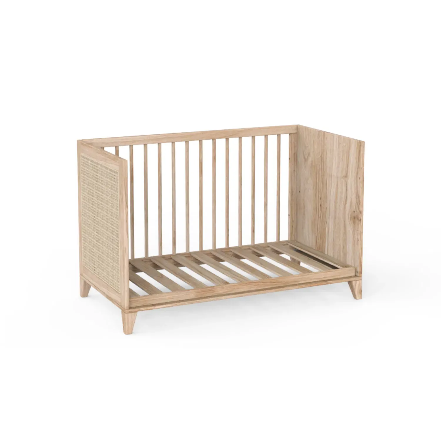 Dječji krevetić, Nami drvo 60×120, prirodni ratan — lifestyle prikaz