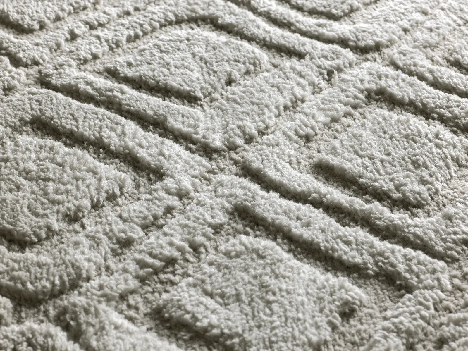 Tepih JUNO 111 srebrna, 064×120 cm — stražnji prikaz
