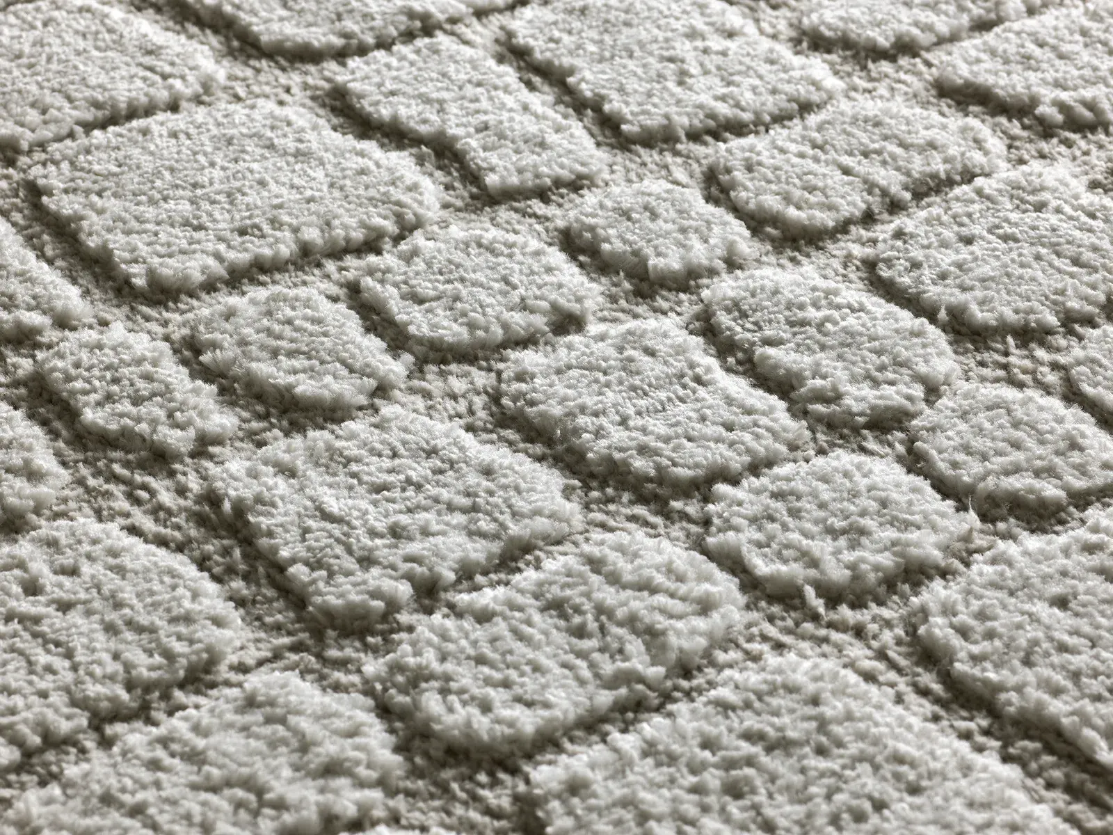 Tepih JUNO 13 srebrna, 064×120 cm — stražnji prikaz