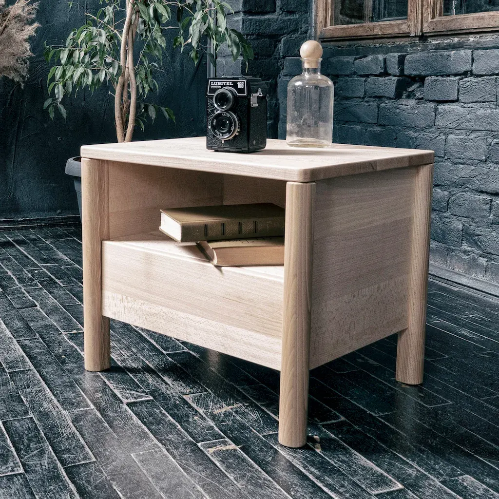Noćni ormarić Drop – neobrađeno drvo — detalj